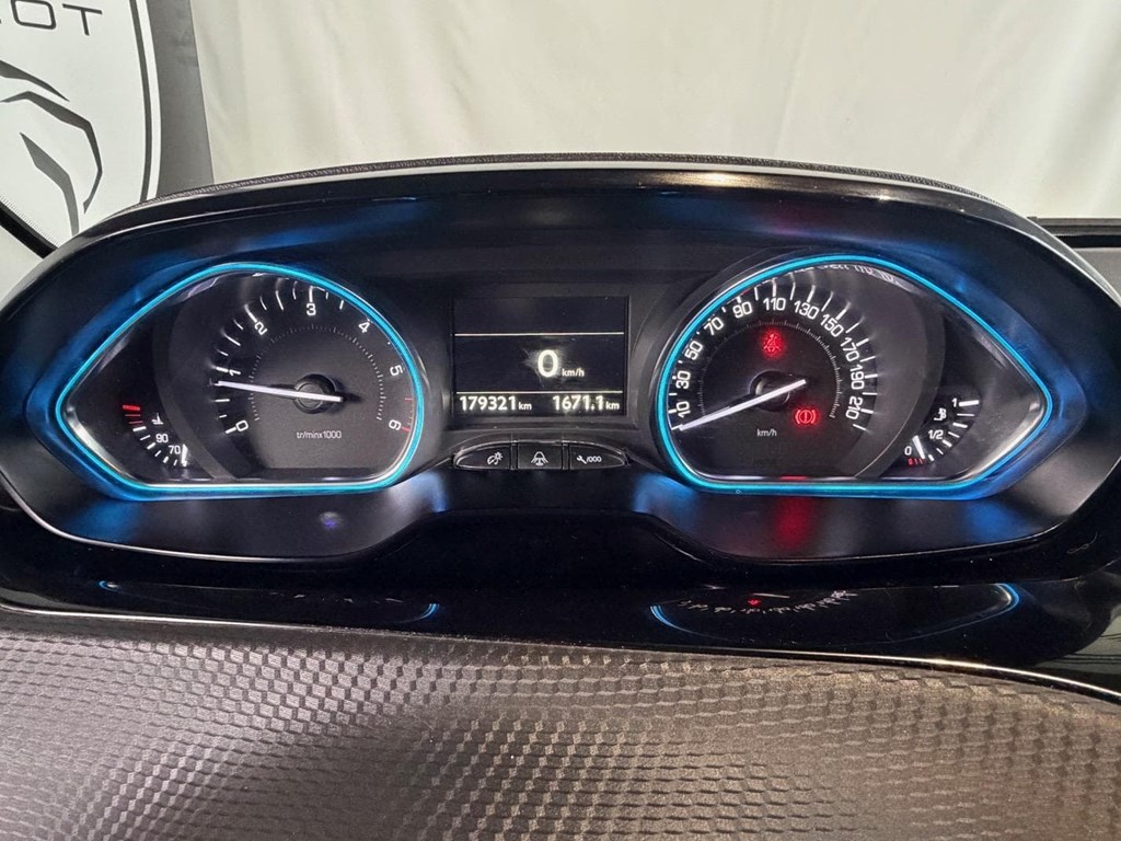 Foto 10 Peugeot 2008 1.6 BlueHdi 120CV Allure