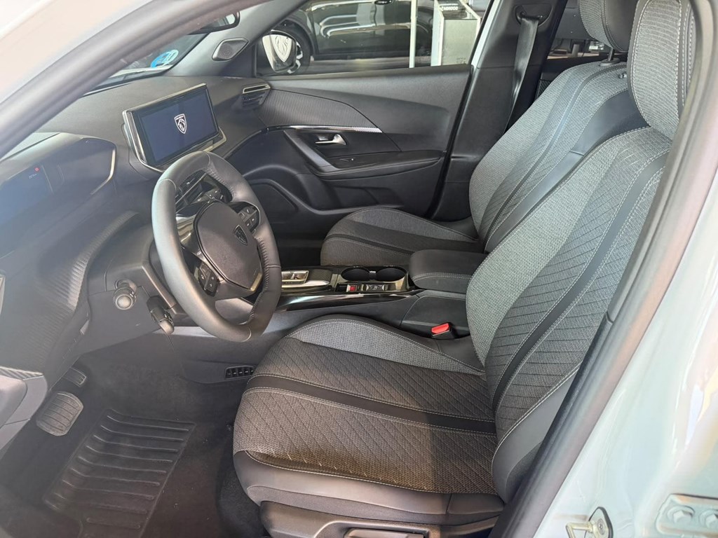 Foto 12 PEUGEOT N2008 Hybrid 145 eDCS6 / Allure