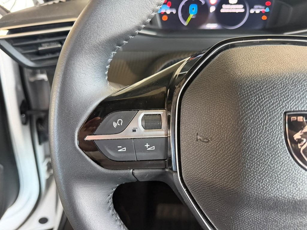 Foto 22 PEUGEOT N2008 Hybrid 145 eDCS6 / Allure